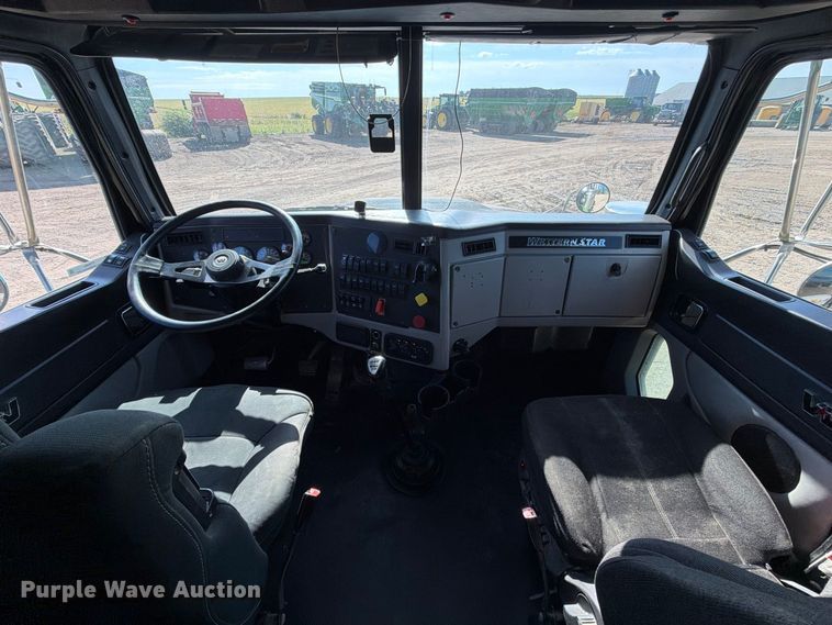 image for item FT8082 2015 Western Star 4900 semi truck