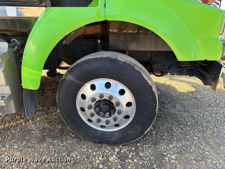 image for item FT8082 2015 Western Star 4900 semi truck