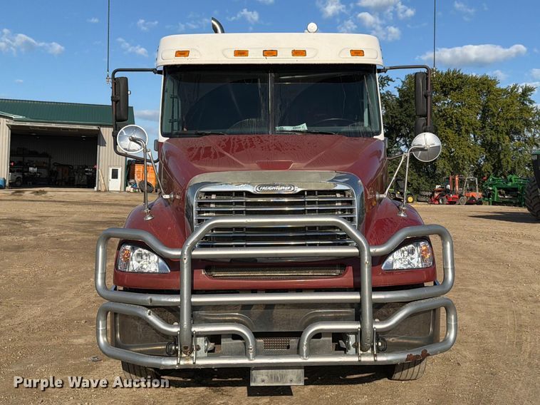 image for item FT8083 2007 Freightliner Columbia semi truck