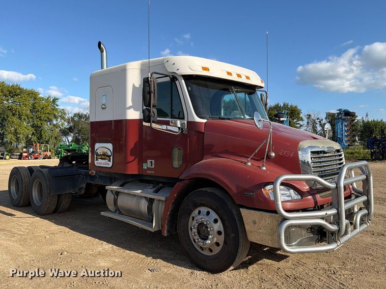 image for item FT8083 2007 Freightliner Columbia semi truck