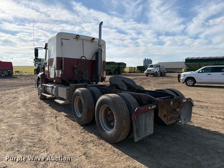 image for item FT8083 2007 Freightliner Columbia semi truck