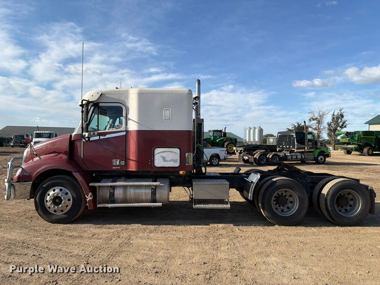 image for item FT8083 2007 Freightliner Columbia semi truck
