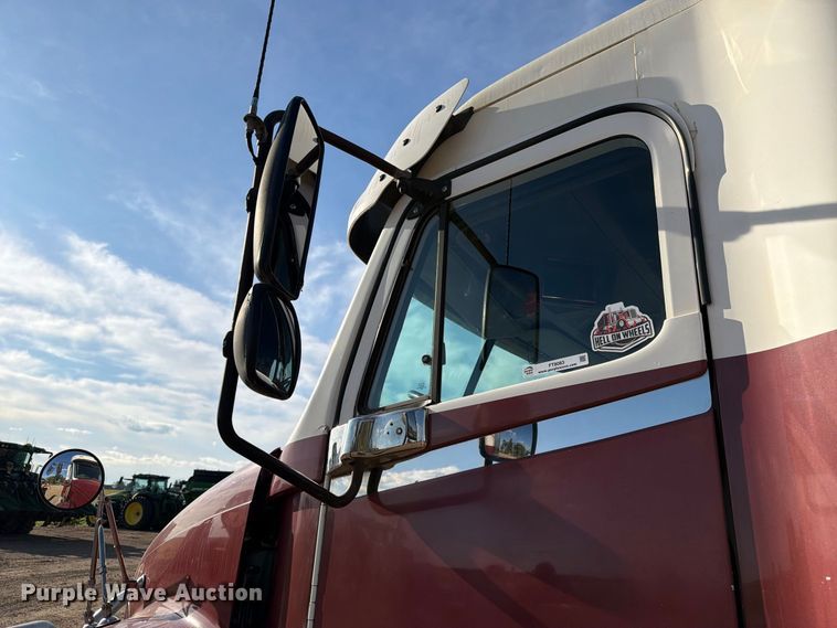 image for item FT8083 2007 Freightliner Columbia semi truck
