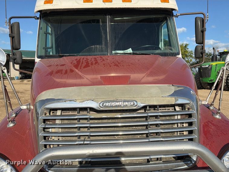 image for item FT8083 2007 Freightliner Columbia semi truck