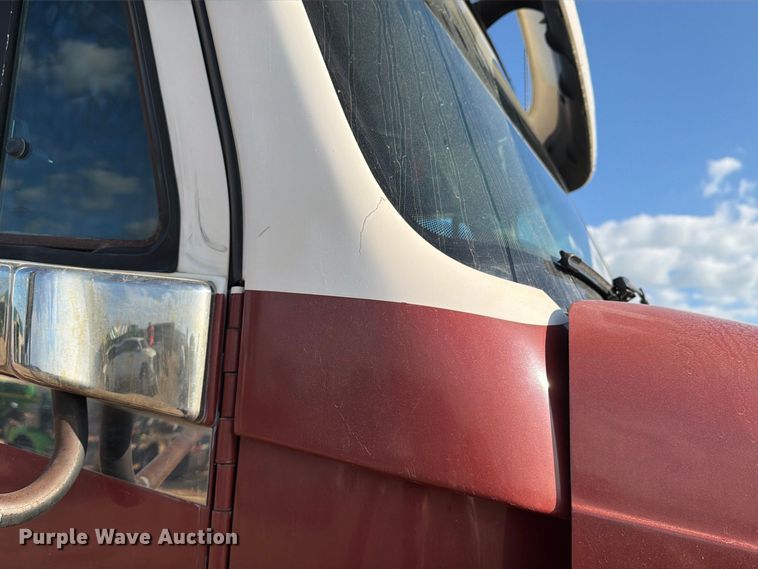 image for item FT8083 2007 Freightliner Columbia semi truck