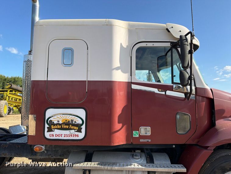 image for item FT8083 2007 Freightliner Columbia semi truck