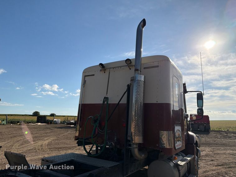 image for item FT8083 2007 Freightliner Columbia semi truck