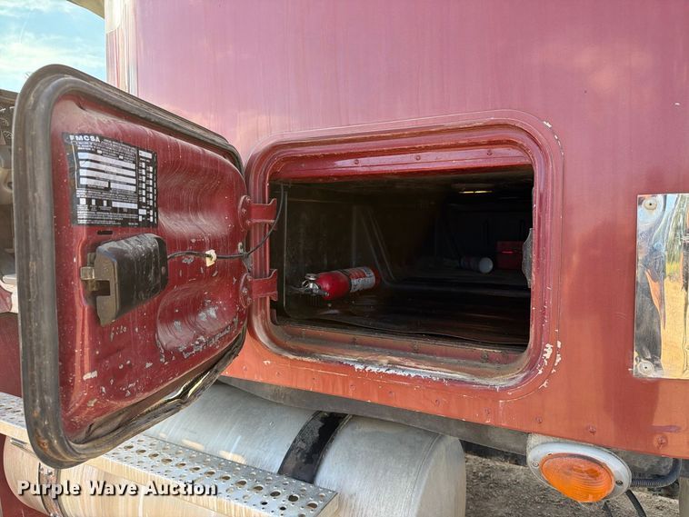image for item FT8083 2007 Freightliner Columbia semi truck