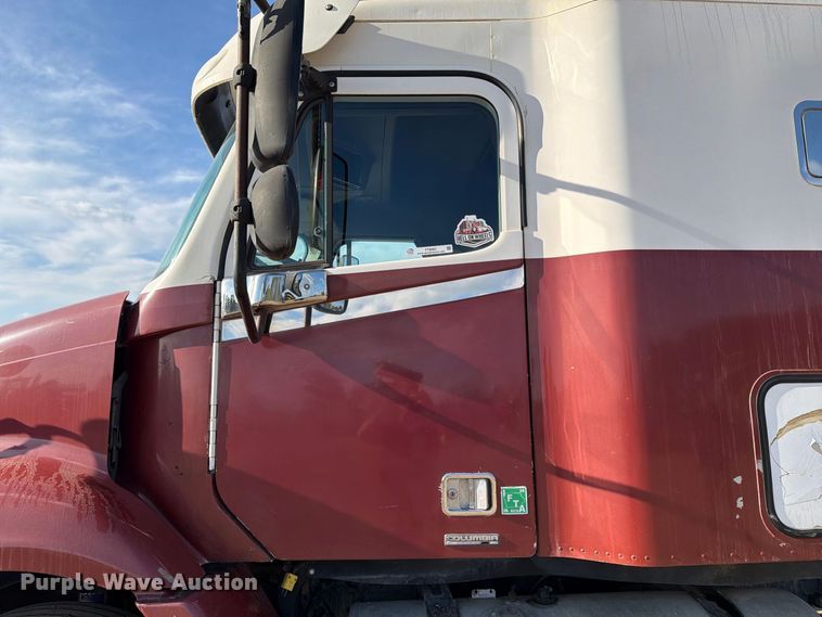 image for item FT8083 2007 Freightliner Columbia semi truck