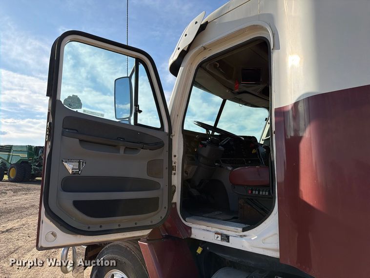 image for item FT8083 2007 Freightliner Columbia semi truck