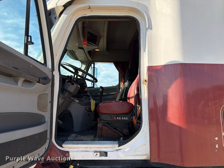 image for item FT8083 2007 Freightliner Columbia semi truck