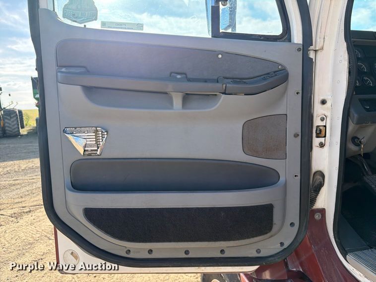 image for item FT8083 2007 Freightliner Columbia semi truck