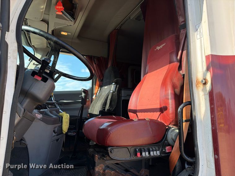 image for item FT8083 2007 Freightliner Columbia semi truck