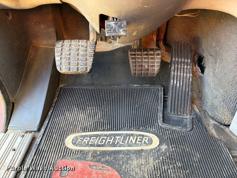 image for item FT8083 2007 Freightliner Columbia semi truck