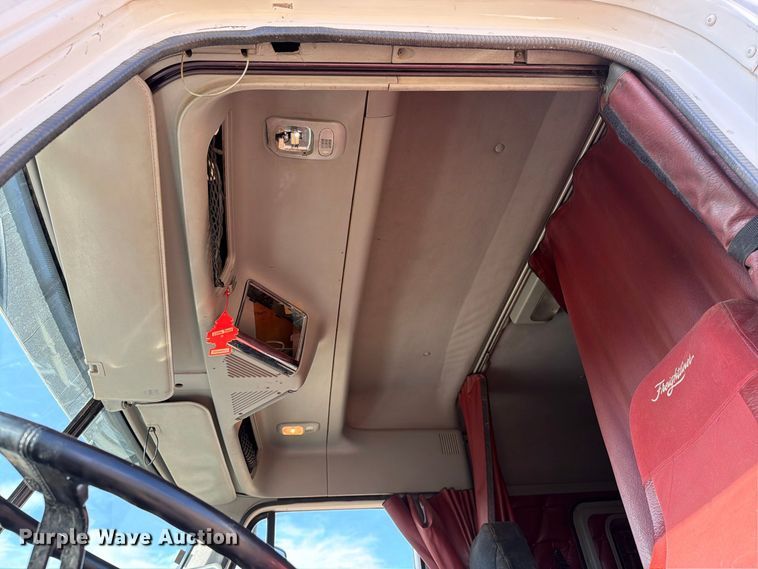 image for item FT8083 2007 Freightliner Columbia semi truck
