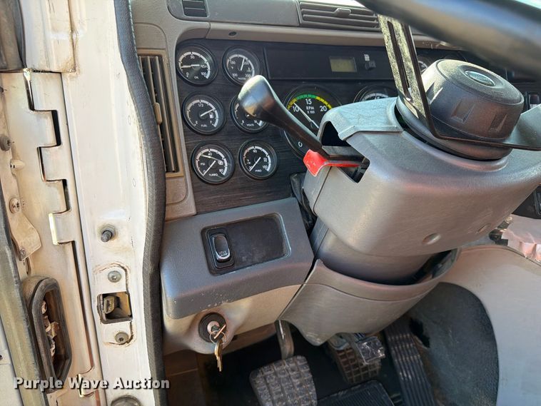 image for item FT8083 2007 Freightliner Columbia semi truck