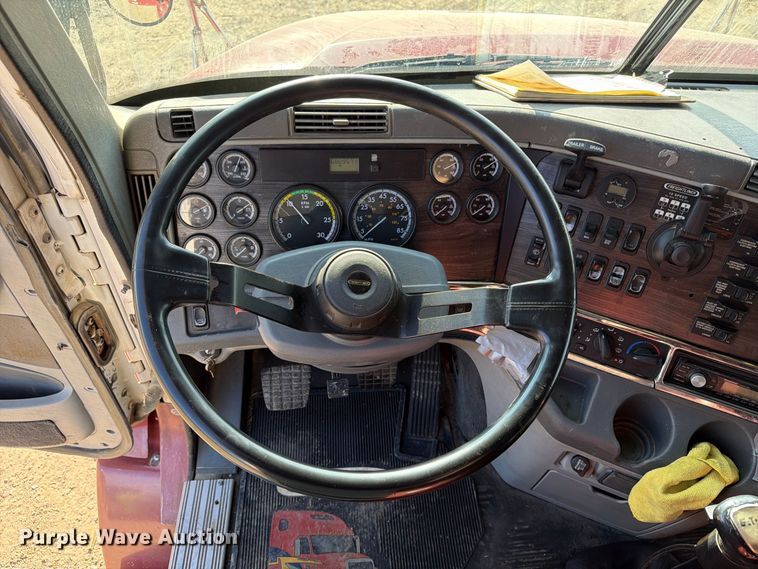 image for item FT8083 2007 Freightliner Columbia semi truck