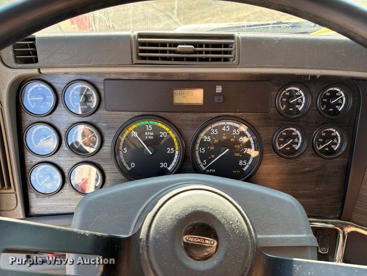image for item FT8083 2007 Freightliner Columbia semi truck