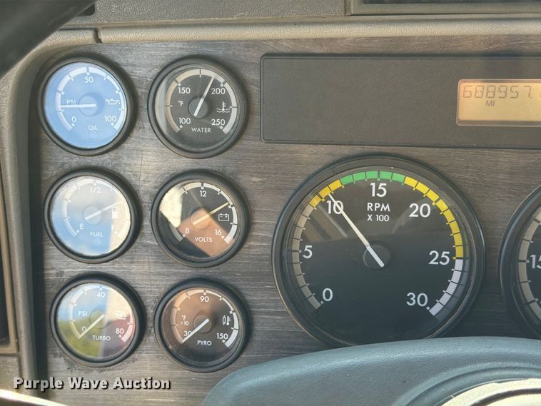 image for item FT8083 2007 Freightliner Columbia semi truck