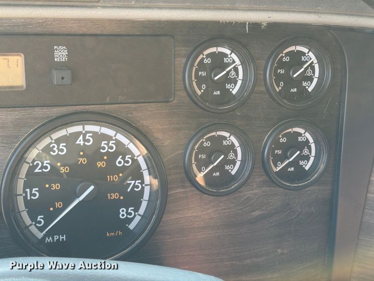image for item FT8083 2007 Freightliner Columbia semi truck