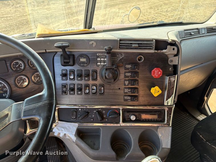 image for item FT8083 2007 Freightliner Columbia semi truck