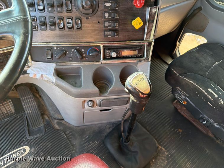 image for item FT8083 2007 Freightliner Columbia semi truck