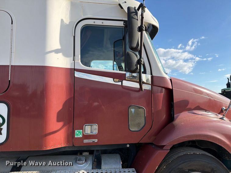 image for item FT8083 2007 Freightliner Columbia semi truck