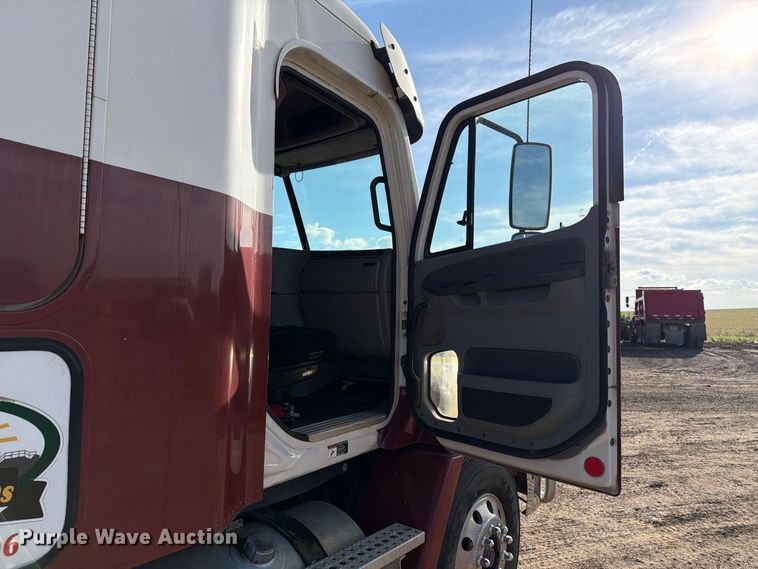 image for item FT8083 2007 Freightliner Columbia semi truck