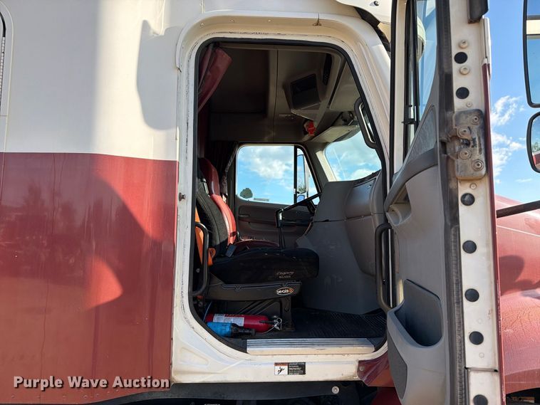 image for item FT8083 2007 Freightliner Columbia semi truck