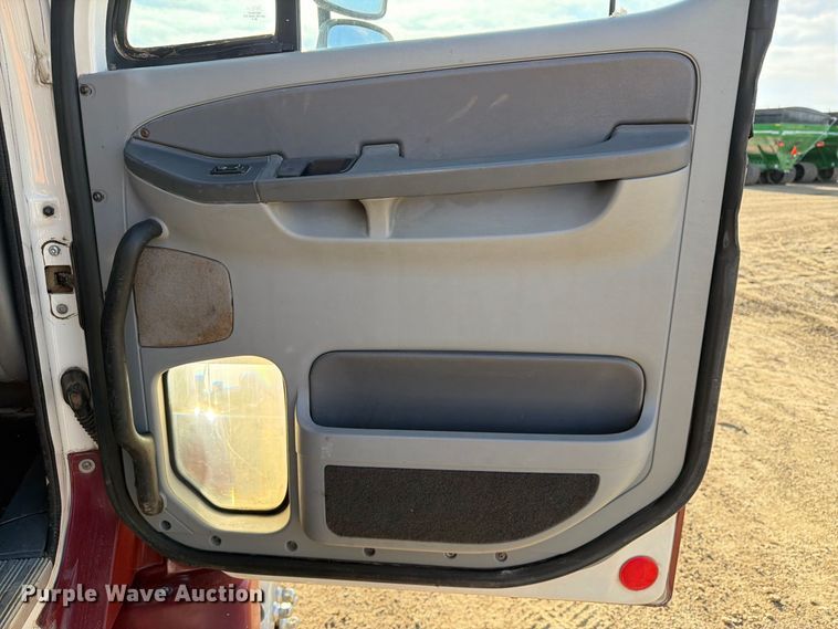 image for item FT8083 2007 Freightliner Columbia semi truck