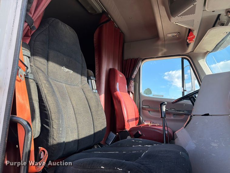 image for item FT8083 2007 Freightliner Columbia semi truck