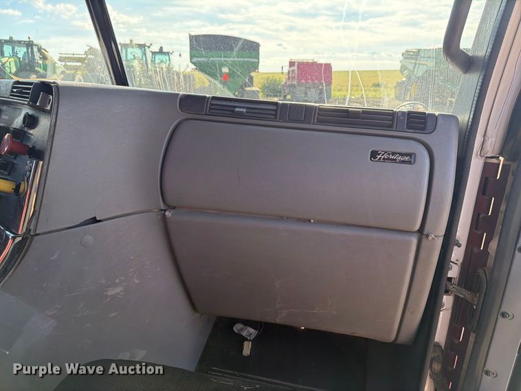 image for item FT8083 2007 Freightliner Columbia semi truck