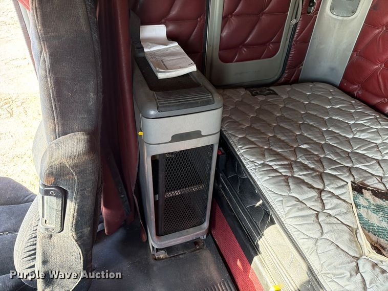image for item FT8083 2007 Freightliner Columbia semi truck