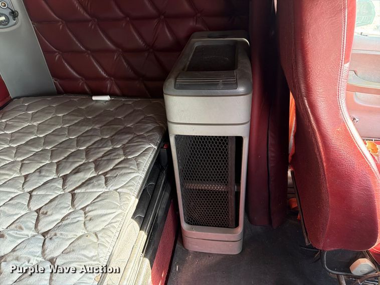 image for item FT8083 2007 Freightliner Columbia semi truck