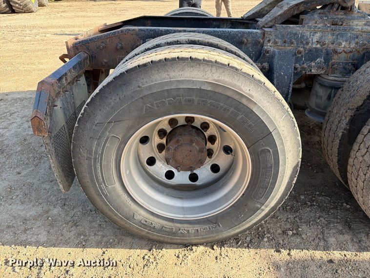 image for item FT8083 2007 Freightliner Columbia semi truck