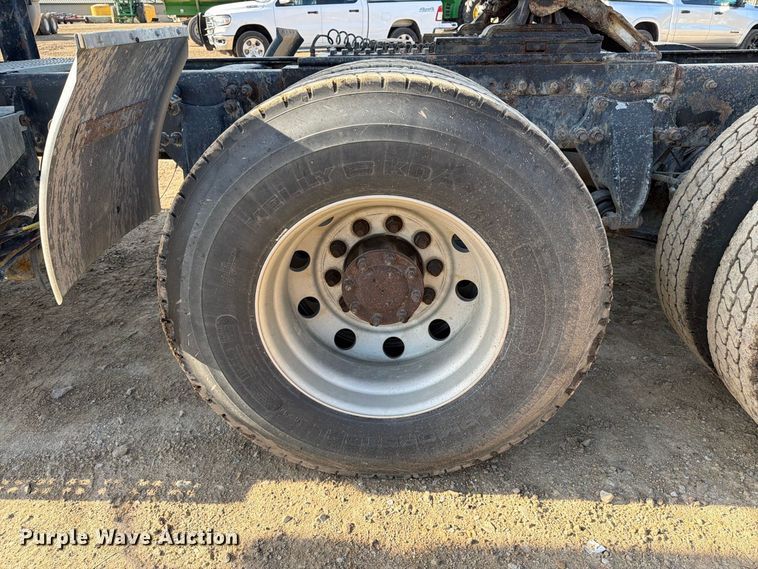 image for item FT8083 2007 Freightliner Columbia semi truck