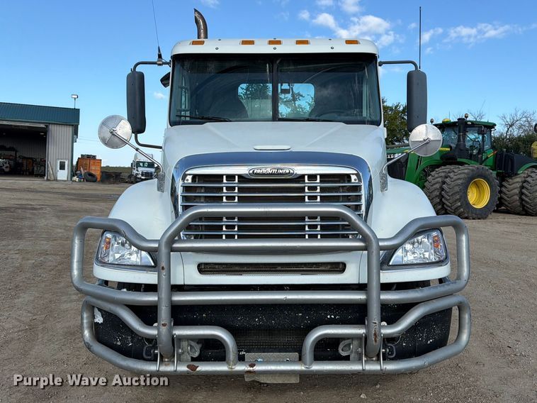 image for item FT8084 2007 Freightliner Columbia semi truck