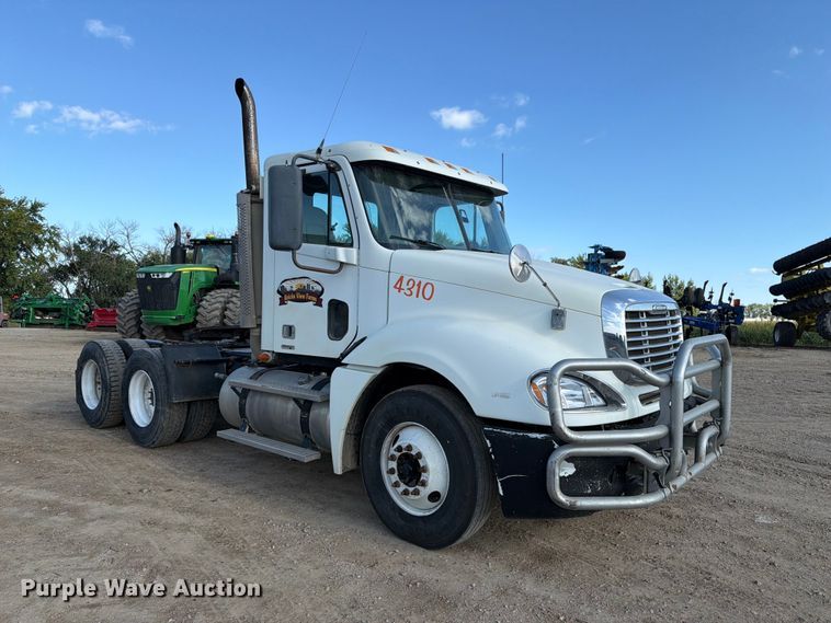 image for item FT8084 2007 Freightliner Columbia semi truck