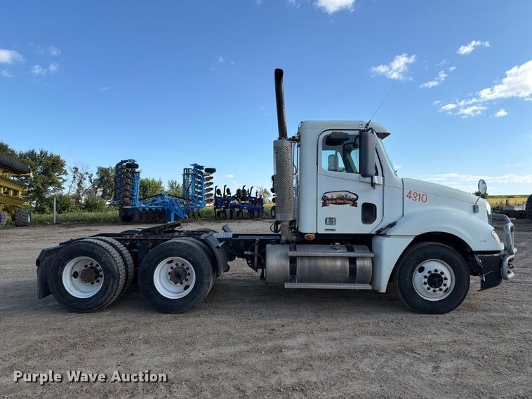 image for item FT8084 2007 Freightliner Columbia semi truck