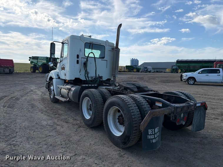 image for item FT8084 2007 Freightliner Columbia semi truck