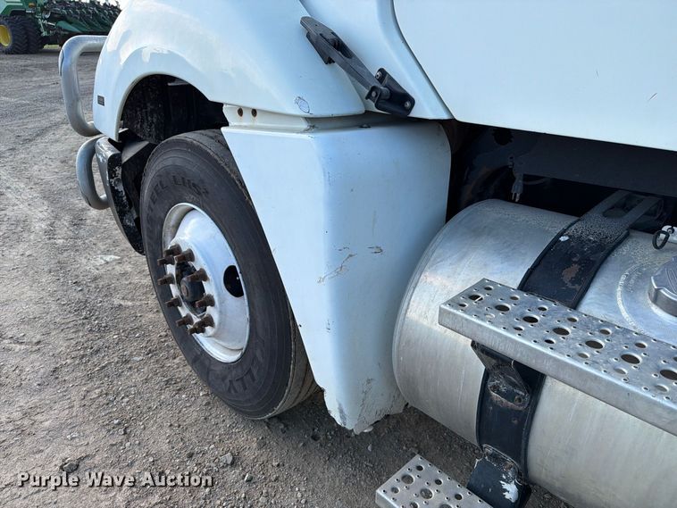 image for item FT8084 2007 Freightliner Columbia semi truck