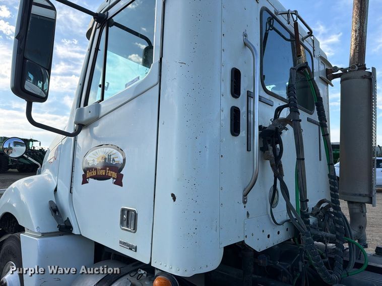 image for item FT8084 2007 Freightliner Columbia semi truck