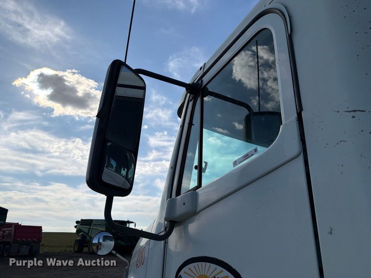 image for item FT8084 2007 Freightliner Columbia semi truck