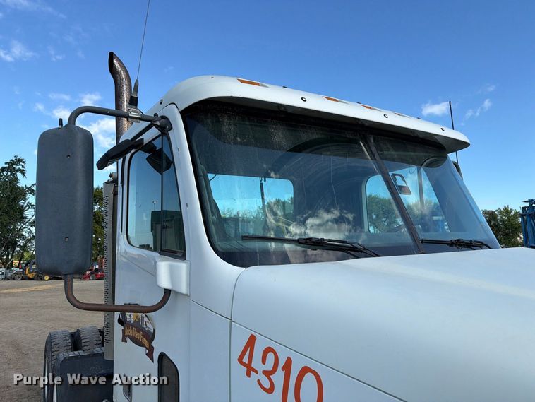 image for item FT8084 2007 Freightliner Columbia semi truck