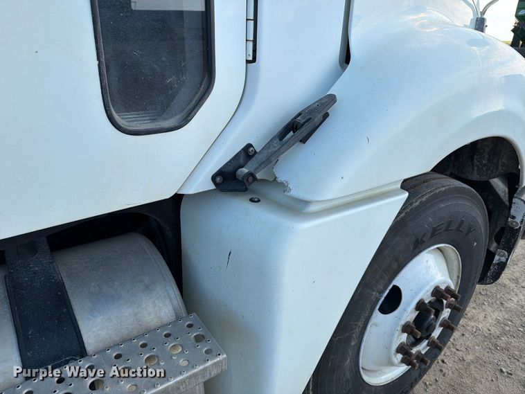 image for item FT8084 2007 Freightliner Columbia semi truck