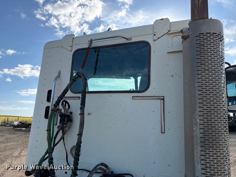 image for item FT8084 2007 Freightliner Columbia semi truck