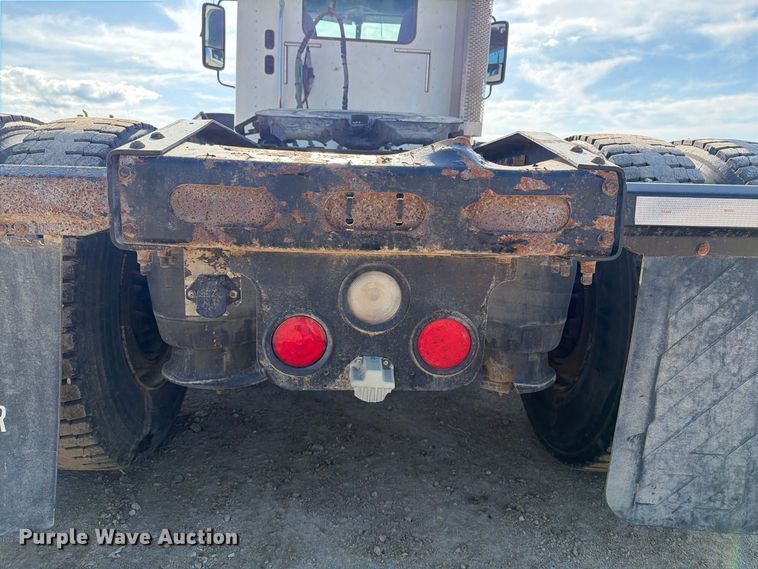 image for item FT8084 2007 Freightliner Columbia semi truck