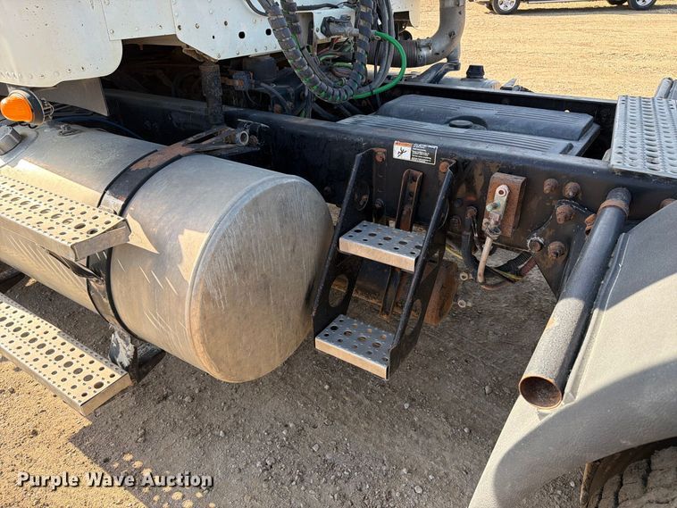 image for item FT8084 2007 Freightliner Columbia semi truck