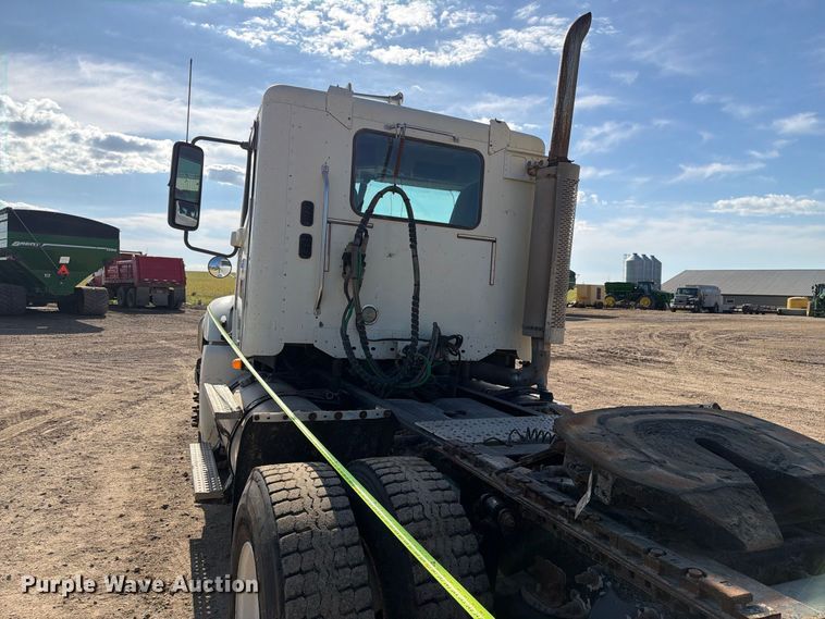 image for item FT8084 2007 Freightliner Columbia semi truck