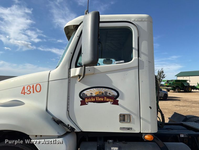 image for item FT8084 2007 Freightliner Columbia semi truck